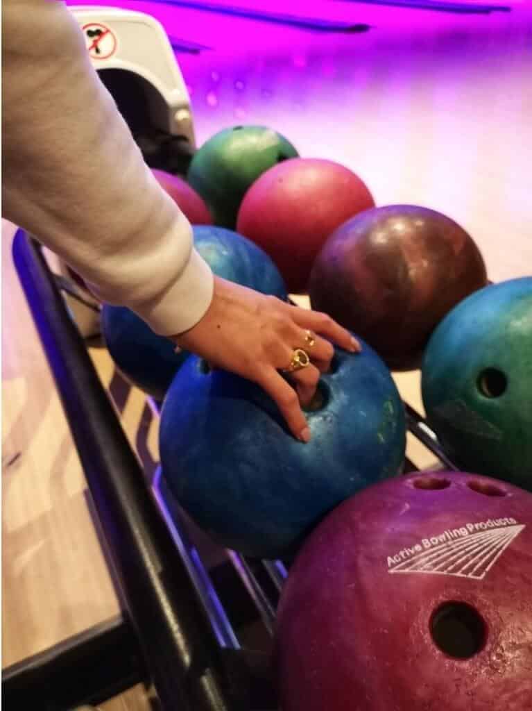 how the bowling party experience works