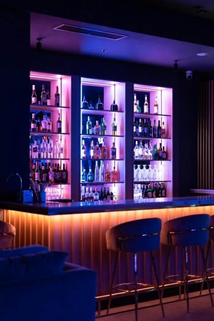 who is the indoor bar and lounge best for